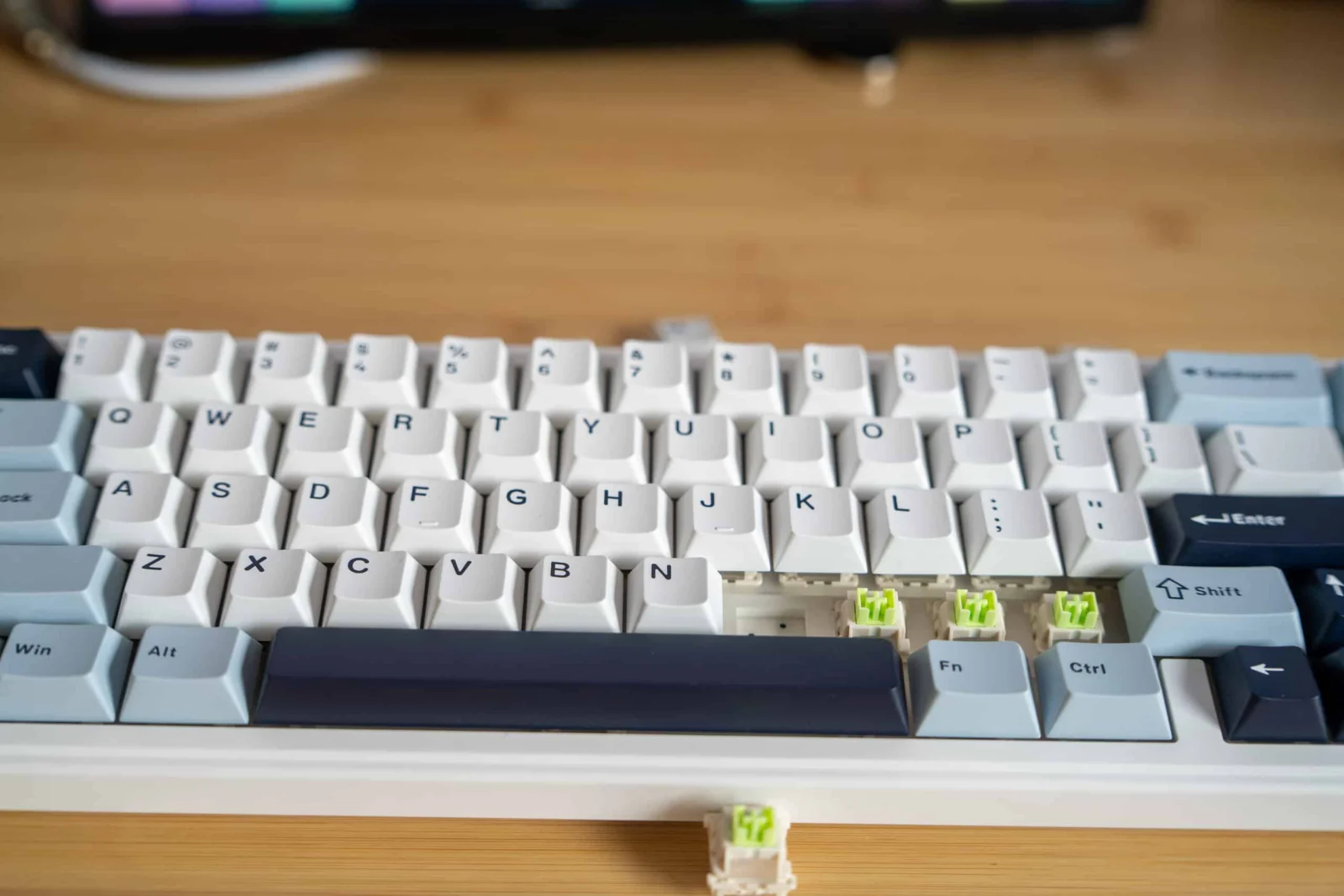 Günstig, gasket, geil? Was die EPOMAKER x AULA F65 wirklich kann Vertiefte Tastatur mit weißen Tasten und grünen Switches, zeigt den Austausch von Tastenkappen, für mechanische Tastaturen optimal.