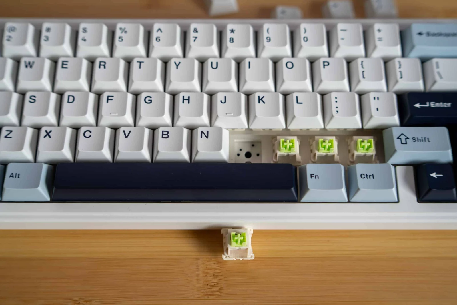 Günstig, gasket, geil? Was die EPOMAKER x AULA F65 wirklich kann Ersetzte Tasten für mechanische Tastatur, grüne Switches, deutsche Tastenkappen.