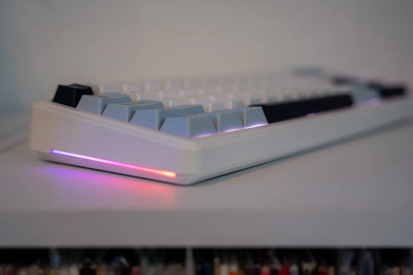 Günstig, gasket, geil? Was die EPOMAKER x AULA F65 wirklich kann Mechanische tastatur mit RGB-beleuchtung, weiße keycaps, gaming keyboard, hochwertige mechanische Tastatur, Tastatur für Gaming und Arbeit.