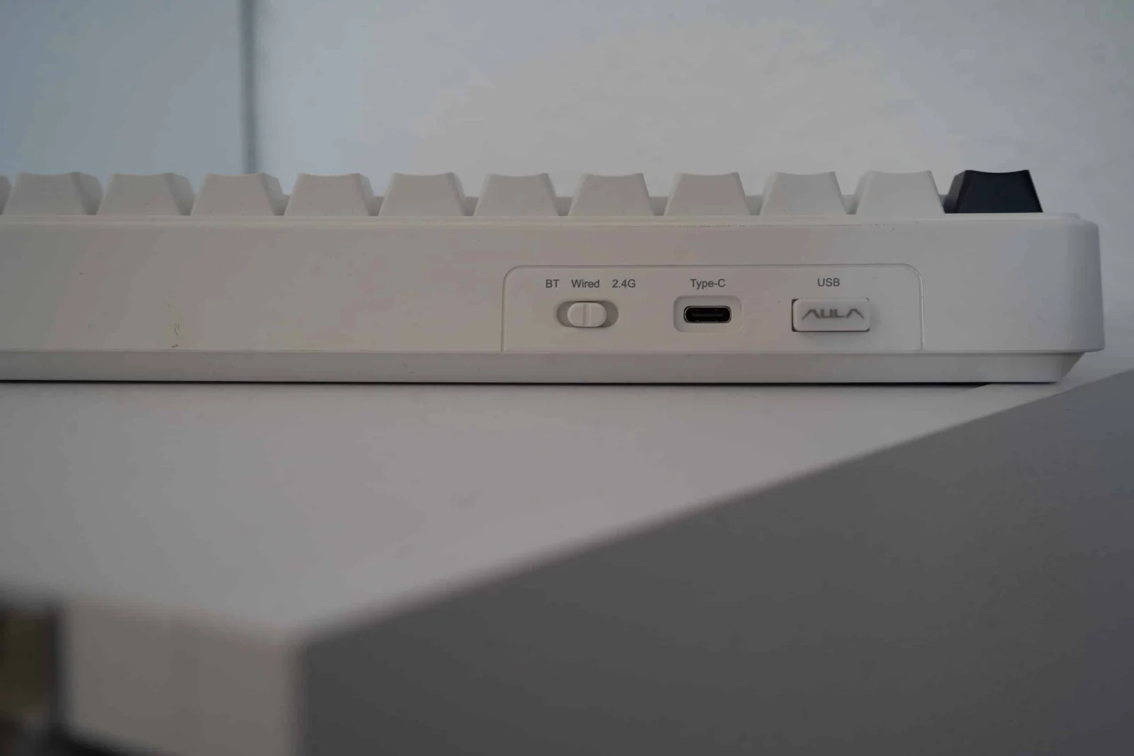 Günstig, gasket, geil? Was die EPOMAKER x AULA F65 wirklich kann Bildschirm-Tastatur mit USB-, Bluetooth- und 2.4G-Verbindung, weiße mechanische Tastatur für Gaming und Arbeit.