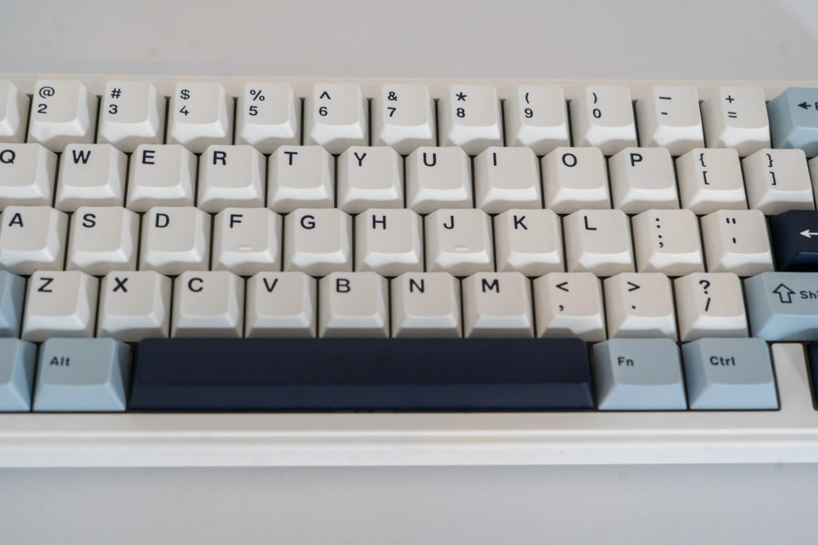 Günstig, gasket, geil? Was die EPOMAKER x AULA F65 wirklich kann Helle weiße Tastatur mit deutschen Keycaps im Retro-Design, hochwertiges Schreibgefühl.