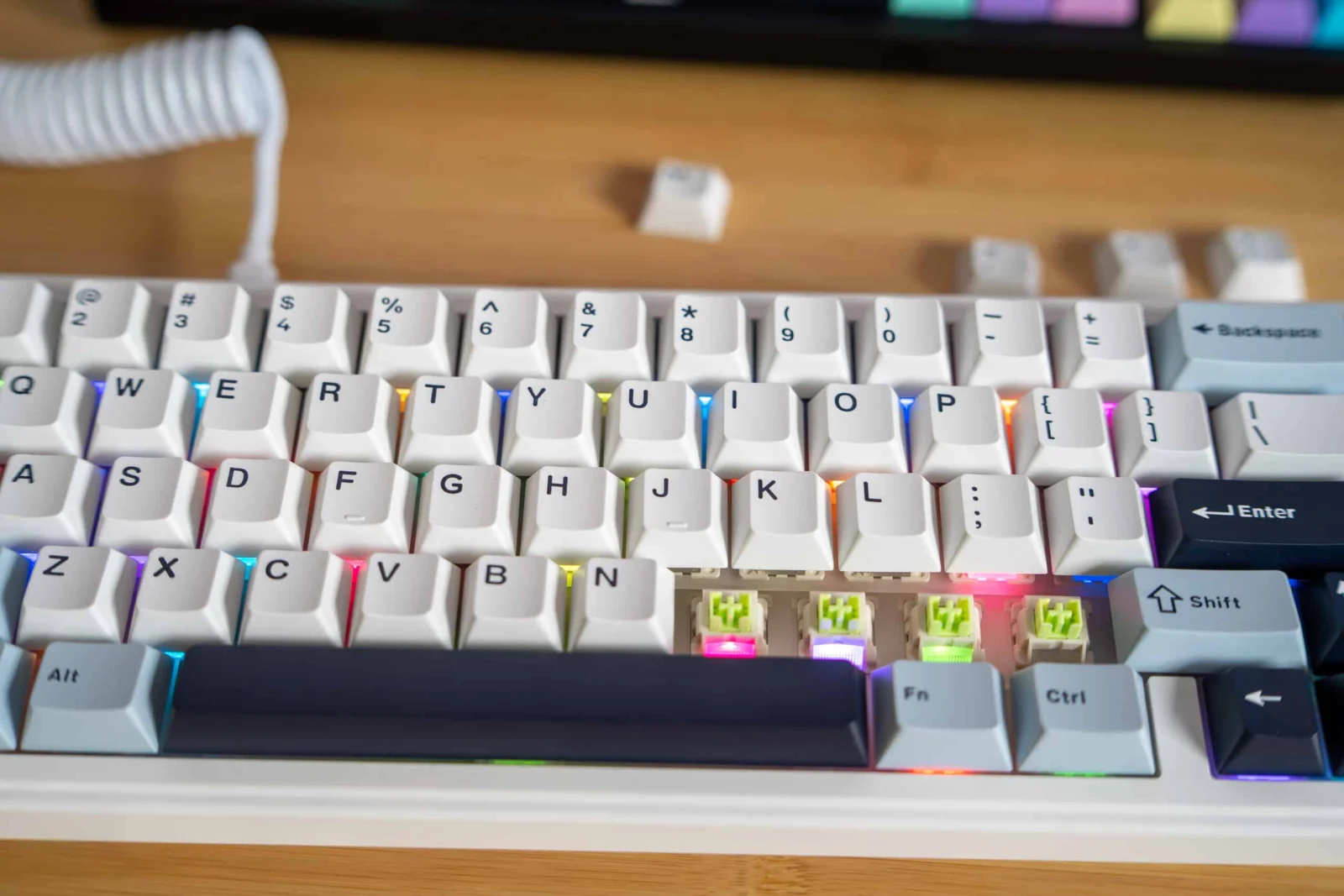 Günstig, gasket, geil? Was die EPOMAKER x AULA F65 wirklich kann Layout eines mechanischen Tastatur mit bunten RGB-Beleuchtungen und weißen Tastenkappen.