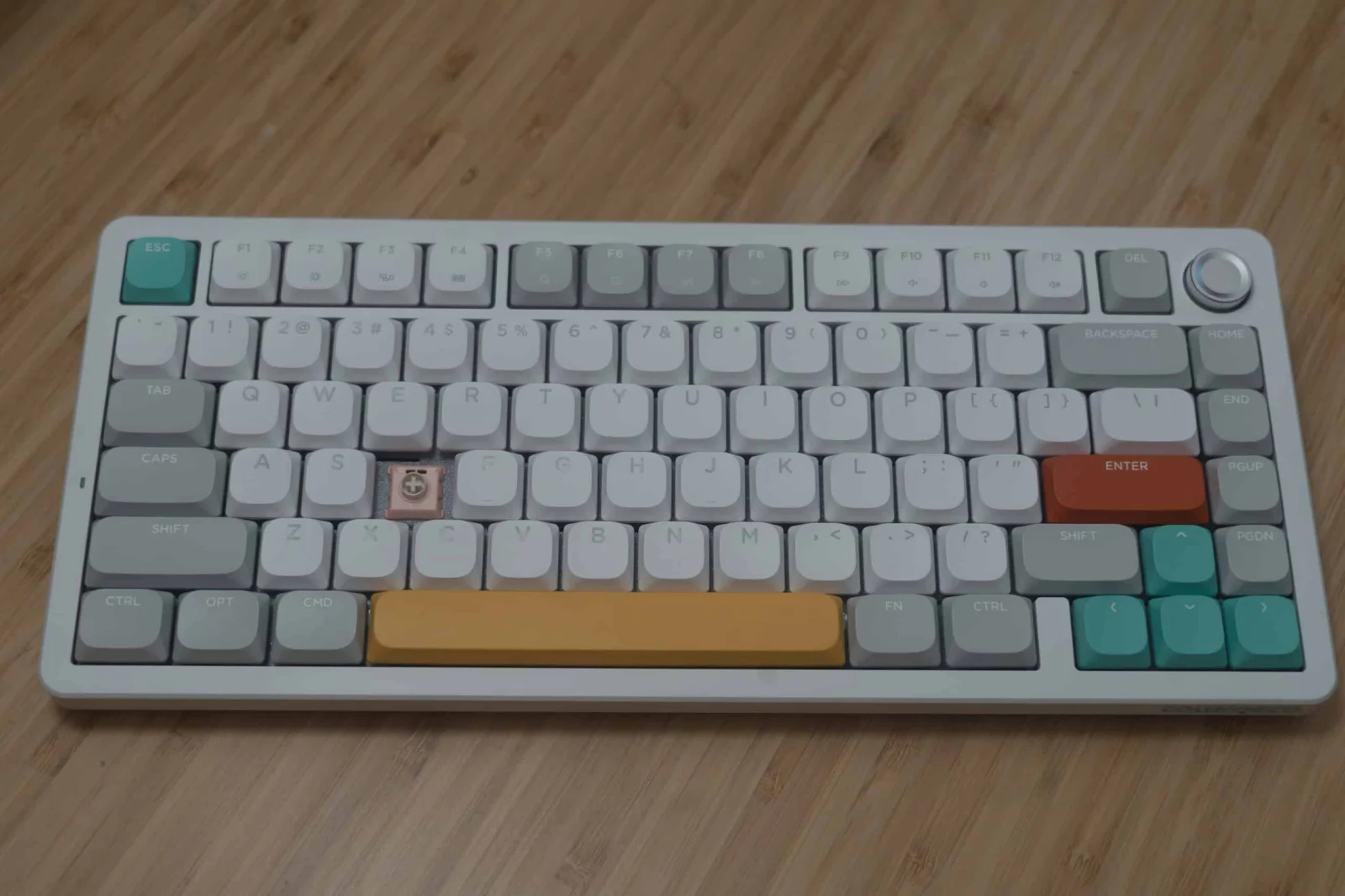 Klick, Klack, Konto leer: Mein Jahr mit mechanischen Tastaturen Schlüsselbrett mit bunten Keycaps für mechanische Tastaturen, kabelgebunden, modern Design.