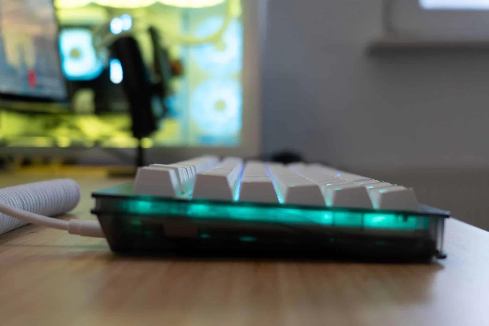 Klick, Klack, Konto leer: Mein Jahr mit mechanischen Tastaturen Keyboard mit beleuchteten Tasten auf Holztisch, Gaming Tastatur mit RGB-Beleuchtung, mechanische Tastatur, Computerzubehör, Keycaps-deutsch.de relevant.