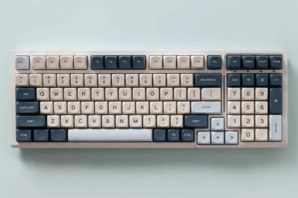 ARBEITSMECHANIK TASTATUR MIT DEUTSCHEN KEYCAPS UND RGB-BELEUCHTUNG.