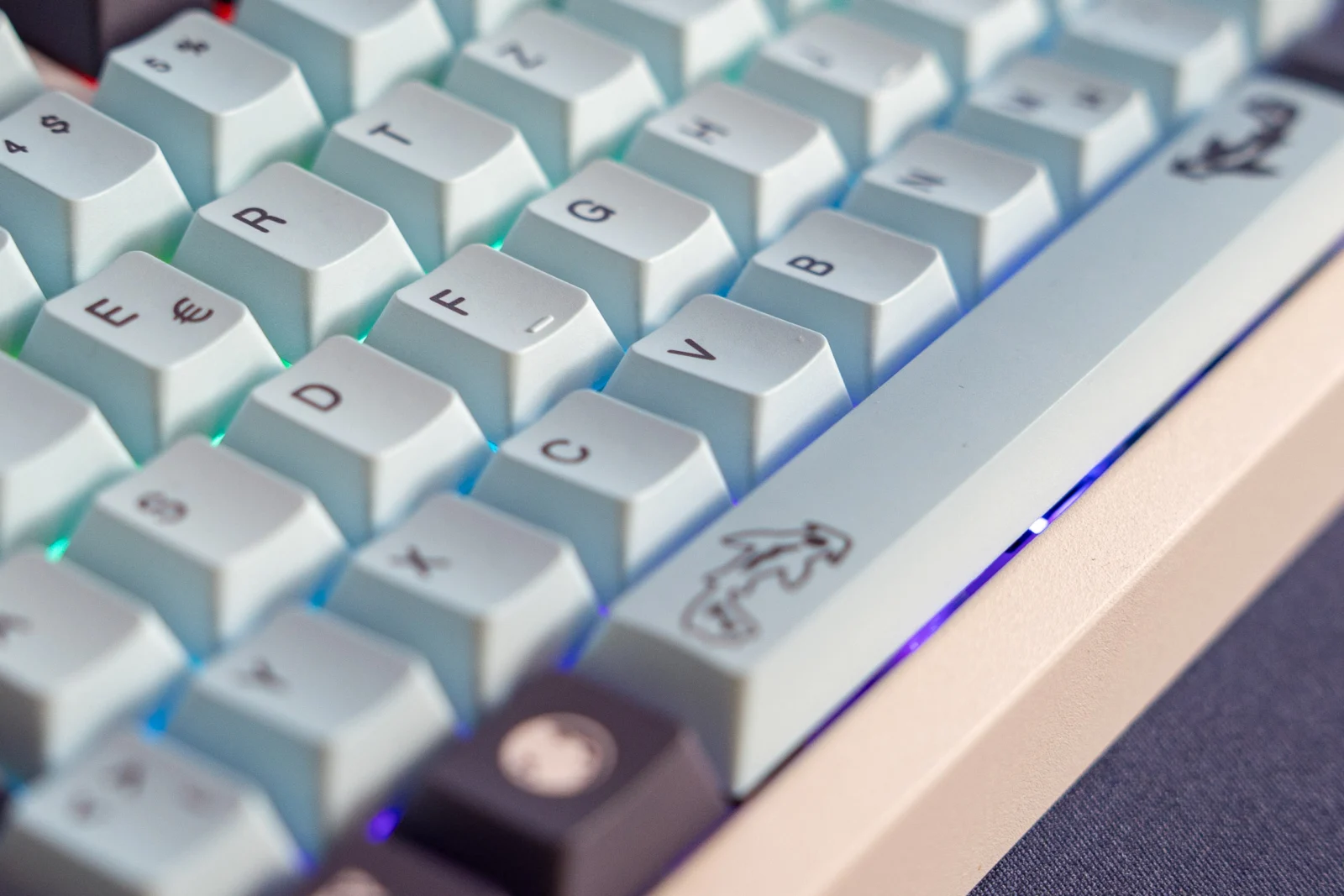Keycaps-Klub: GMK Mizu Klon in ISO-DE – pragmatisch, nicht perfekt Tastatur mit bunten keycaps und beleuchtung, gaming keyboard, mechanische tasten, hochwertiges gaming gear.