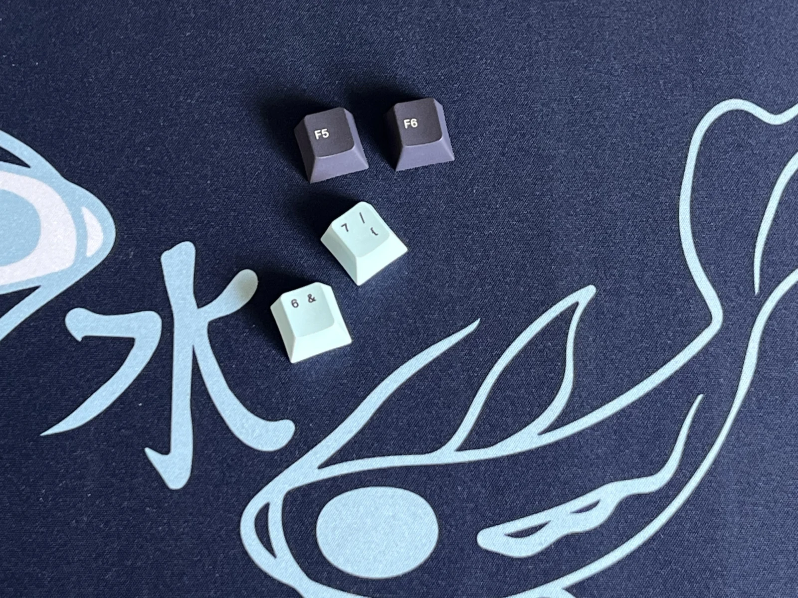 Keycaps-Klub: GMK Mizu Klon in ISO-DE – pragmatisch, nicht perfekt Farbige Tastenkappen für mechanische Tastaturen, hochwertige Keycaps im Trend.