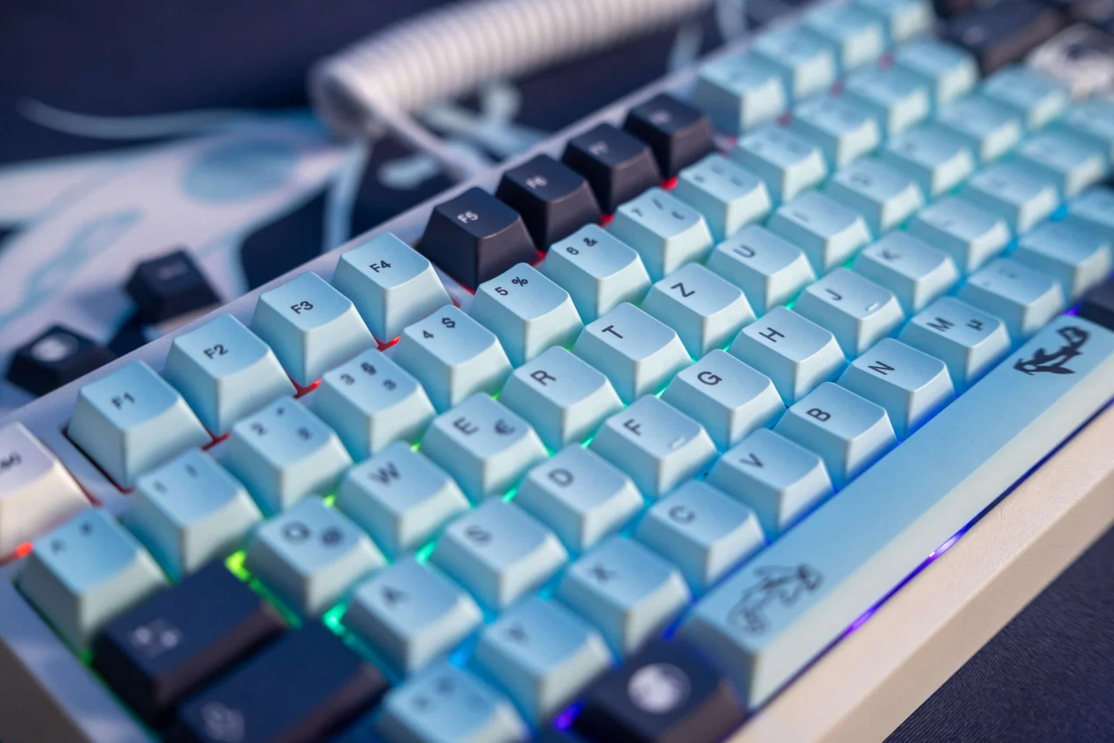 Keycaps-Klub: GMK Mizu Klon in ISO-DE – pragmatisch, nicht perfekt Hochwertige mechanische Tastatur mit bunter RGB-Beleuchtung, speziell für Gaming und Tipp-Profis.