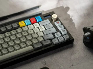 Rote, blaue, gelbe und graue Keycaps auf einer mechanischen Tastatur für PC-Gamer und Tastatur-Enthusiasten.