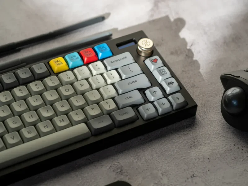 Rote, blaue, gelbe und graue Keycaps auf einer mechanischen Tastatur für PC-Gamer und Tastatur-Enthusiasten.
