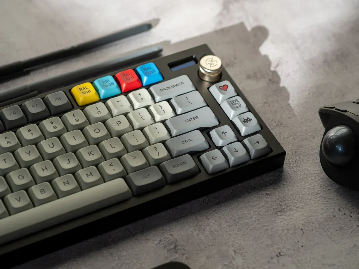Rote, blaue, gelbe und graue Keycaps auf einer mechanischen Tastatur für PC-Gamer und Tastatur-Enthusiasten.