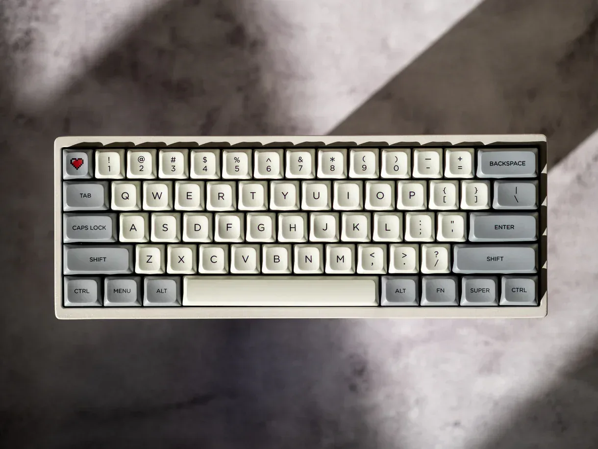 Hochwertige mechanische Tastatur mit bunten Keycaps, einzigartigem Heart-Design.