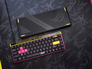 Gaming-tastatur mit bunten keycaps, PC Gaming-Schreibtisch, mechanisches Keyboard, Gaming-Zubehör, RGB-Keycaps, Gamer-Tastatur, Keycaps für Gaming, dedizierte Tastatur, Enthusiasten, Keyboard-Zubehör.