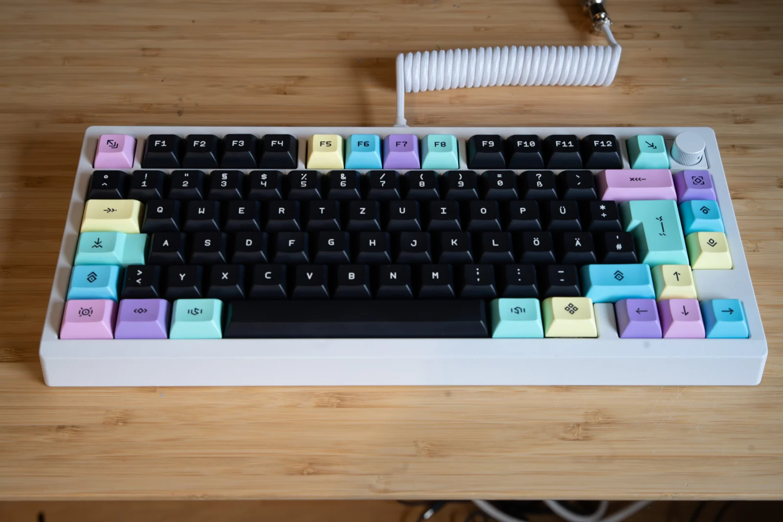 Farbenfrohe mechanische Tastatur mit bunten Keycaps, nerdiges Design, Gaming, Schreibmaschinen.