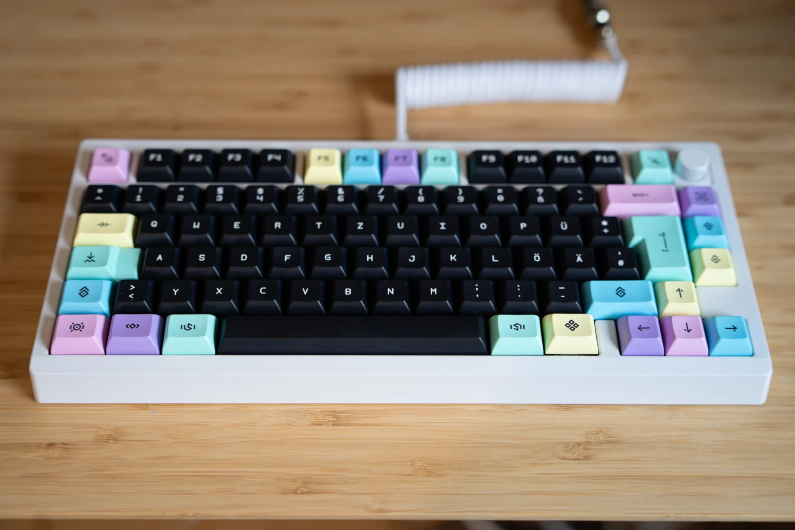 Tastatur mit bunten Keycaps, mechanische Tastatur, retro computer Tastatur, Farbige Tastenkappen, deutsche Tastatur.