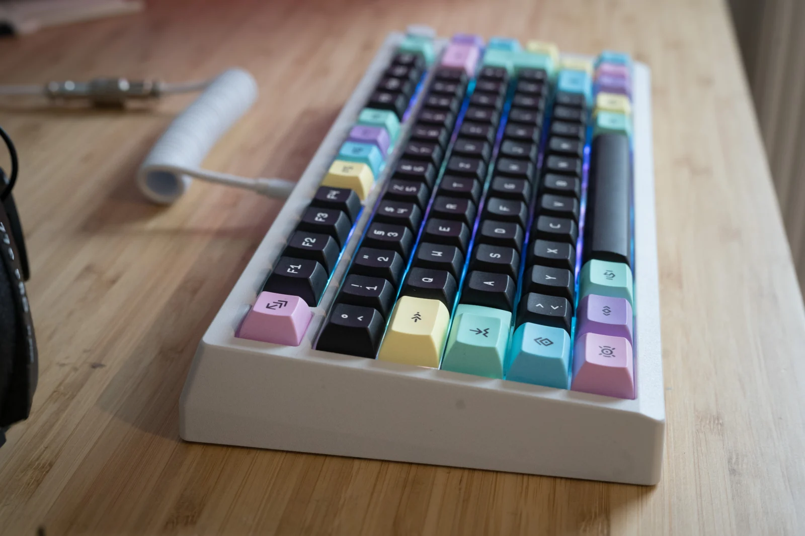 Bunte mechanische Tastatur mit bunten Keycaps und RGB-Beleuchtung.