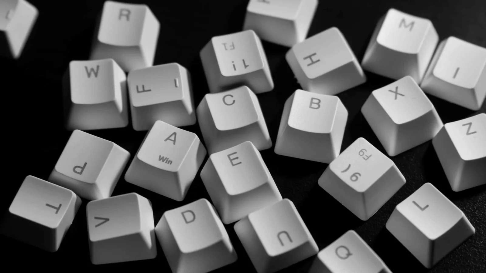 Keycap-Profile erklärt: So beeinflussen sie das Tippgefühl Schwarze und weiße Tastenkappen für mechanische Tastaturen, kompatibel mit gängigen Keycap-Designs.