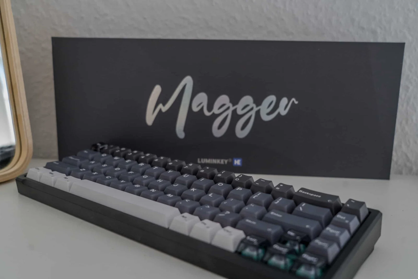 Lumikey Magger 68 HE Pro Test – Edel statt Wooting? 🎮 Uhrmacher-Tastatur mit schwarzen und weißen Tastenkappen auf Schreibtisch.
