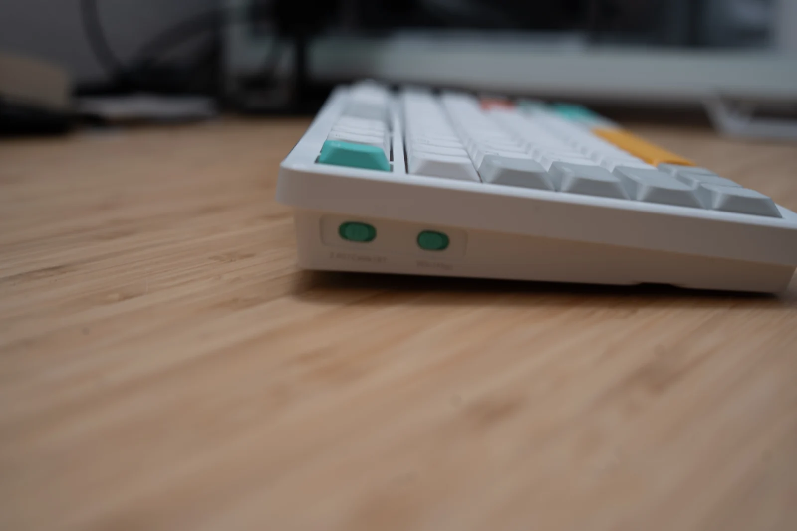 Thocky, schlank und eine NuPhy-Alternative: MARVO ColorReco A75 im Test Schreibtisch Tastatur mit bunten Keycaps auf Holzuntergrund.