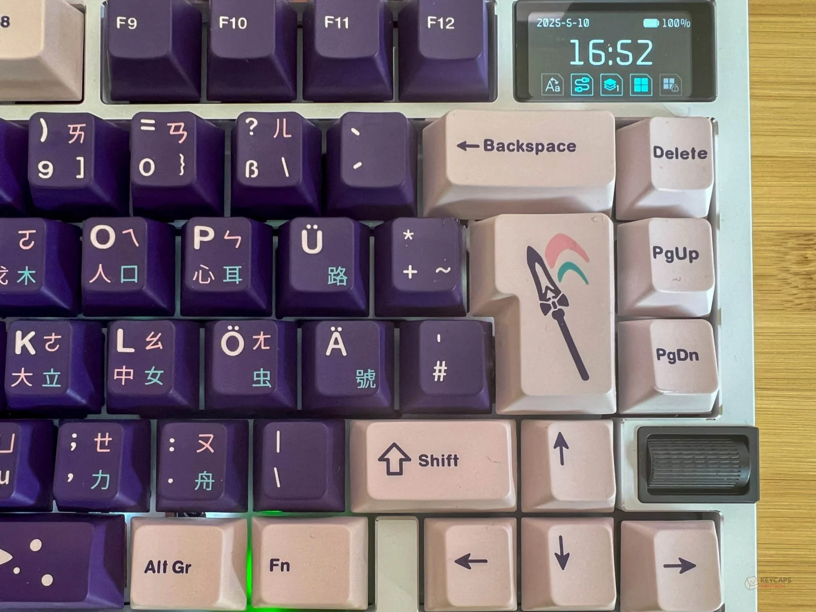 Keycaps-Klub: MW Stage Warrior – Pastell-Oper trifft ISO-DE Keycaps-deutsch.de, Tastatur mit bunten Keycaps, individuell gestaltete Tastatur mit lila und rosa Tastenkappen, kreative Keyboard-Deko und Zubehör.
