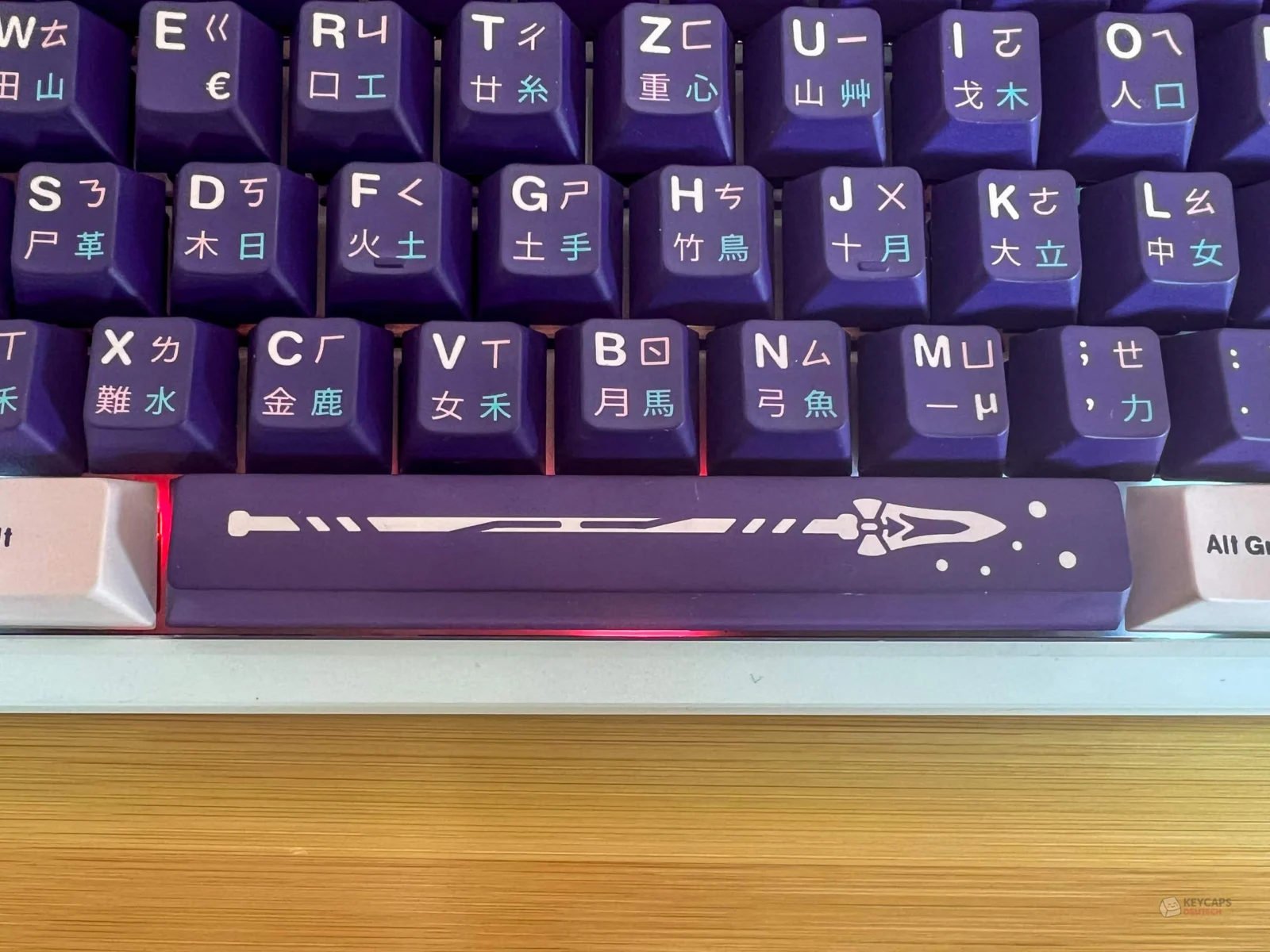 Keycaps-Klub: MW Stage Warrior – Pastell-Oper trifft ISO-DE Schlüsselbild mit Link zu Keycaps-deutsch.de, Tasten mit japanischen Kanji, deutscher Tastatur, custom Keycaps, mechanische Tastatur.
