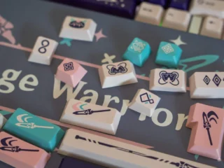 Cute pastel Keycaps mit Fantasy-Designs für mechanische Tastaturen, rosa, blau, weiß.