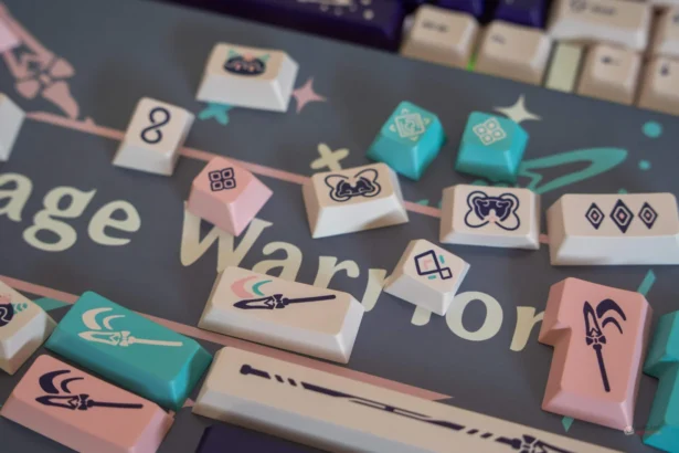 Cute pastel Keycaps mit Fantasy-Designs für mechanische Tastaturen, rosa, blau, weiß.