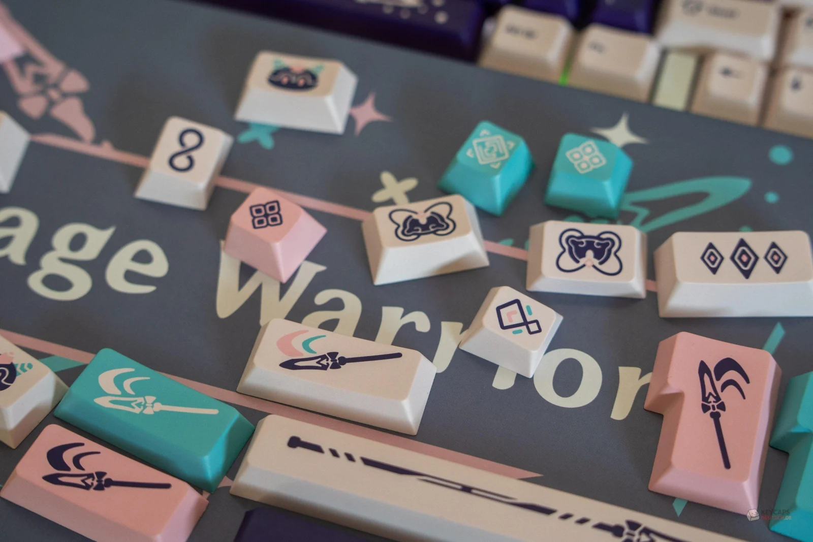 Keycaps-Klub: MW Stage Warrior – Pastell-Oper trifft ISO-DE Schlüsselanhänger im japanischen Samurai-Design aus EVA-Schaumstoff.