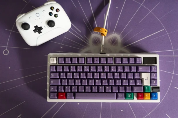 ViertesGaming Tastatur mit lila Keycaps, ergonomisches Design, deutsches Layout, 调色键, für professionelle Nutzung.