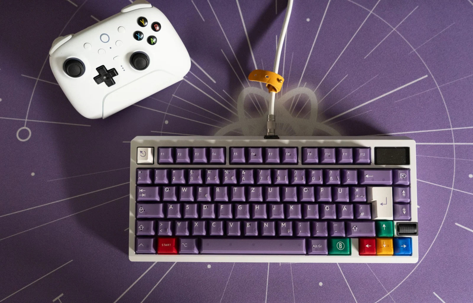Farbiges mechanisches Tastatur-Design mit deutschen Tastenkappen auf Mousepad.