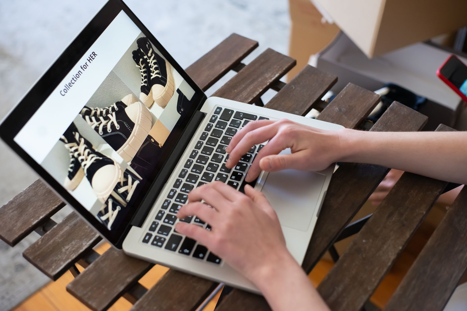 Headless Commerce mit Shopware 6 – moderne API-Architekturen erobern den Onlinehandel close up of person using a laptop and creating a fashion collection