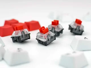 Farbige mechanische Tastenkappen mit transparenten und schwarzen Elementen für mechanische Tastaturen.