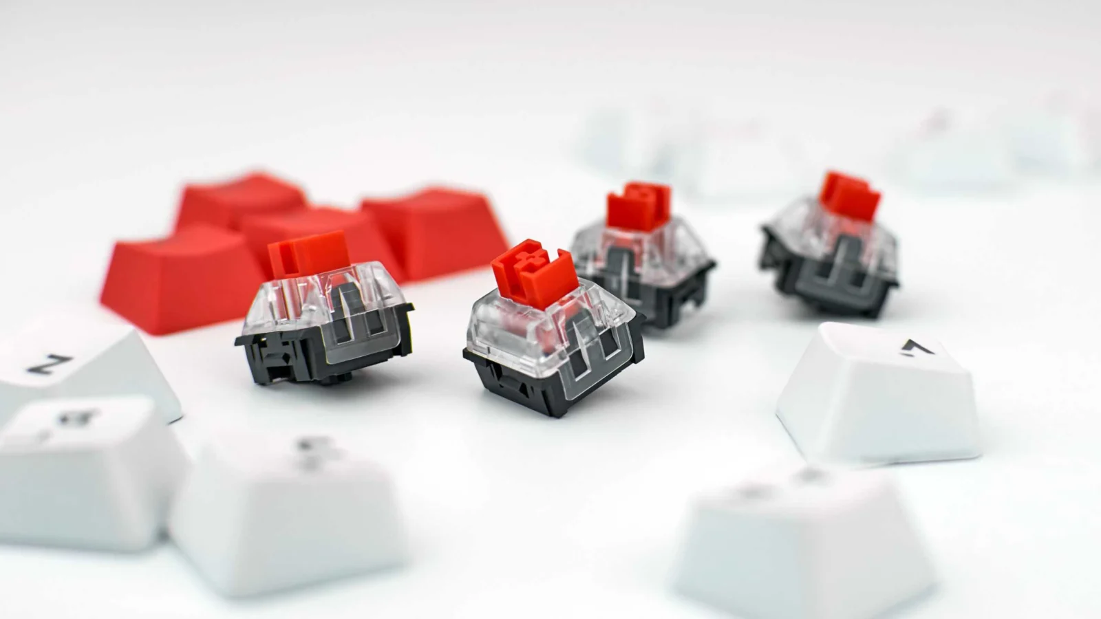 Die besten Switches für Vielschreiber: Deine Finger werden es dir danken Farbige mechanische Tastenkappen mit transparenten und schwarzen Elementen für mechanische Tastaturen.