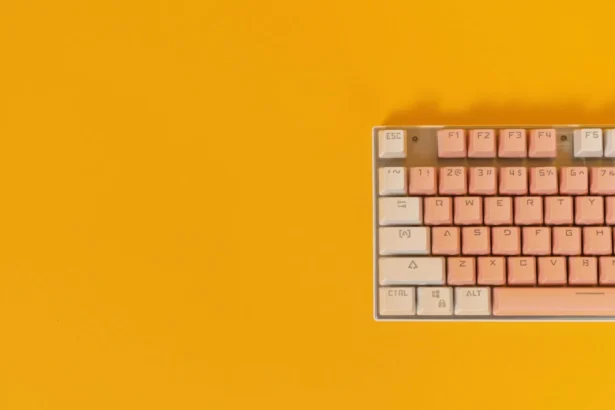 Bunter mechanischer Tastatur-Set mit rosa und weißen Tastenkappen auf gelbem Hintergrund.
