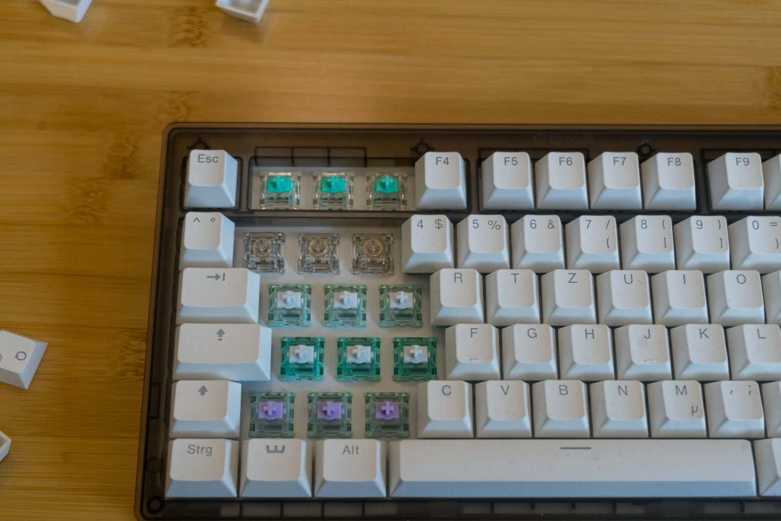 Schlüsselabbildung mit austauschbaren Tastenkappen und mechanischen Switches für Tastatur-Modding.