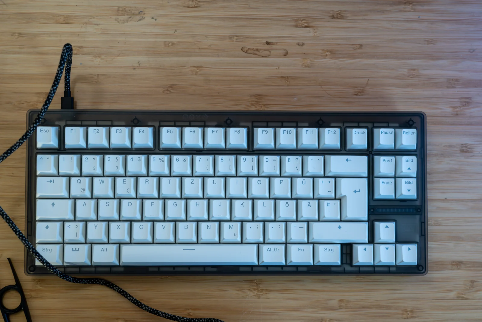 Wooting 80HE Test: Hall-Effect trifft Rapid Trigger – Gaming und Custom vereint? Klimatisierte mechanische Tastatur mit weißen Keycaps auf Holzuntergrund.