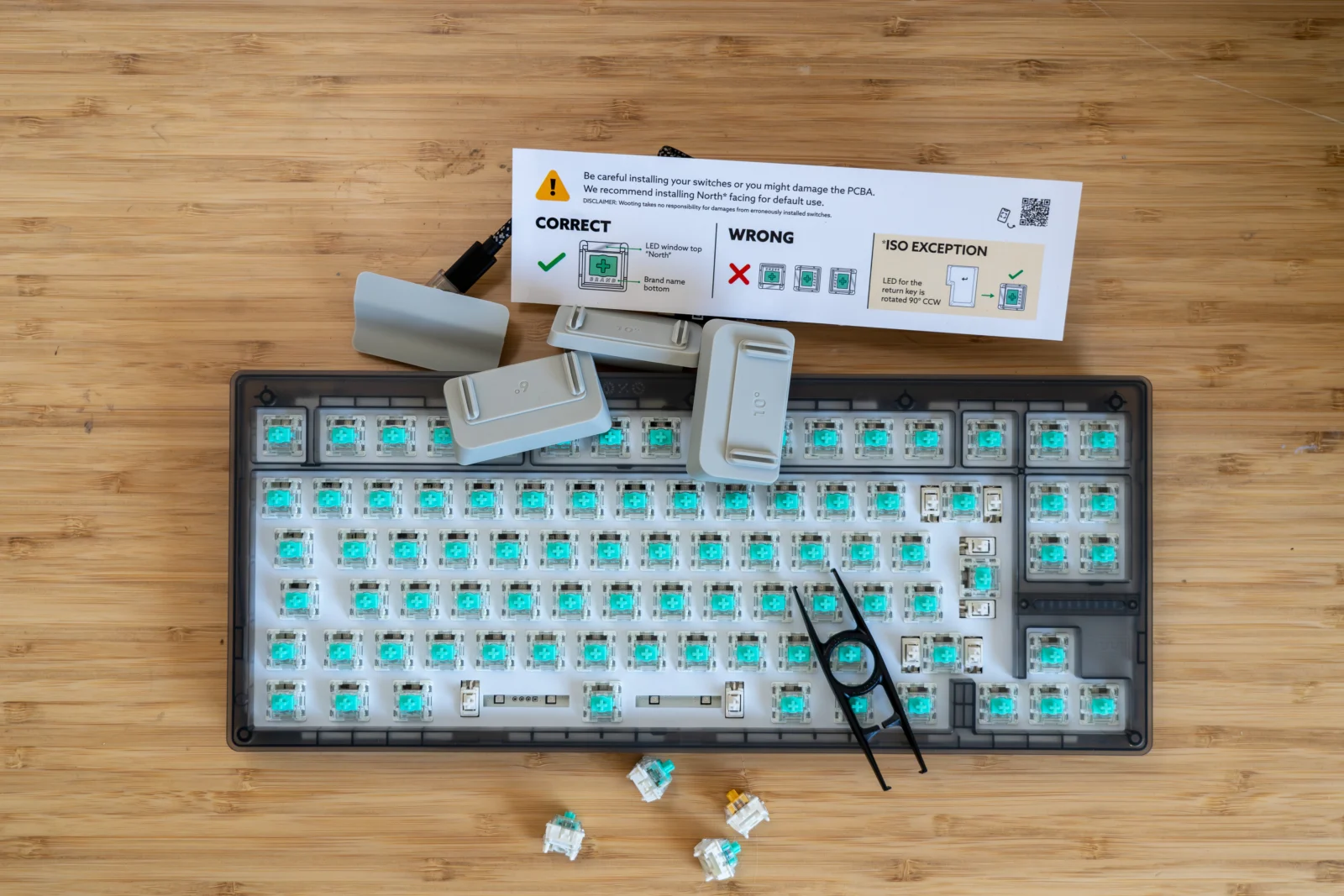 Wooting 80HE Test: Hall-Effect trifft Rapid Trigger – Gaming und Custom vereint? Schwarze mechanische Tastatur mit blauen switches und Tastenkappen, Keyboard-Upgrade, Keycap Austausch.