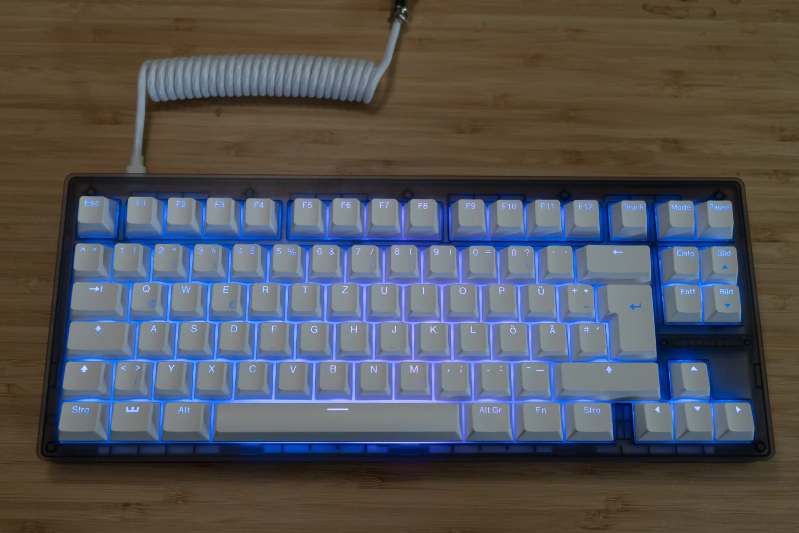 Wooting 80HE Test: Hall-Effect trifft Rapid Trigger – Gaming und Custom vereint? Unbezahlbare deutsche Tastatur mit blauer Beleuchtung und mechanischen Tasten.