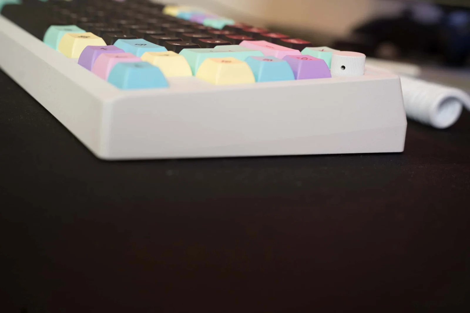 Zoom75 Review: Mein Keyboard-Trip zwischen Flexibilität und Thock Pastellfarbene Tastenkappen auf mechanischer Tastatur, Highlight für Gaming und Arbeiten in pink, gelb, blau und lila.