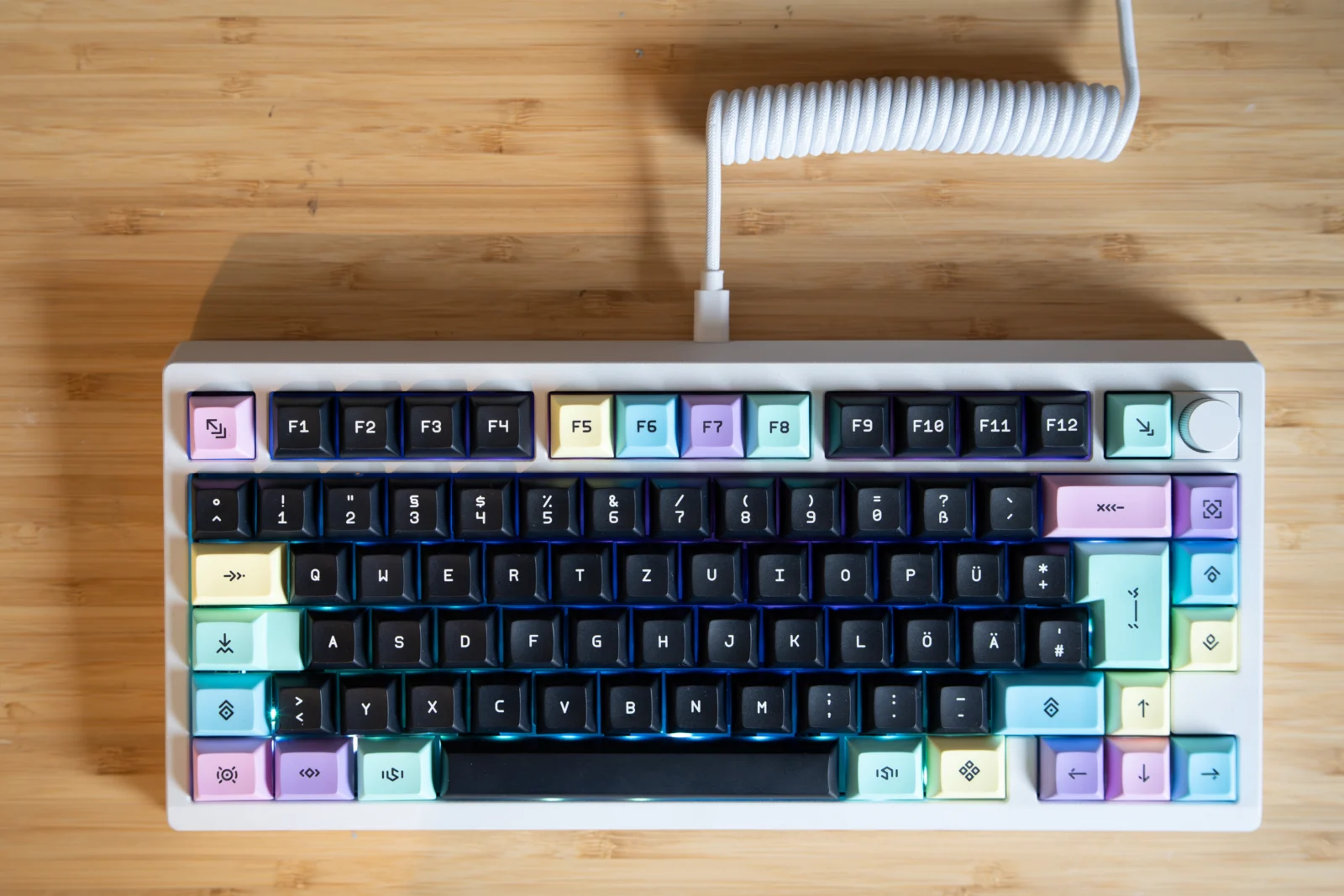 Zoom75 Review: Mein Keyboard-Trip zwischen Flexibilität und Thock Zoom75 Review: hier im Bild mit den feinen KAM Astha Kexcaps.