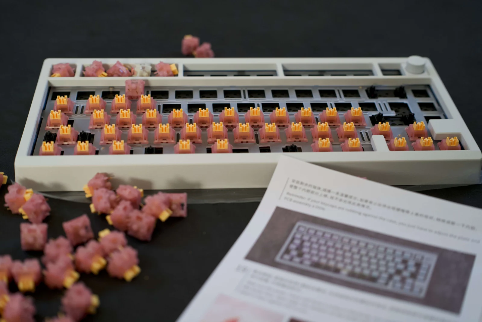 Zoom75 Review: Mein Keyboard-Trip zwischen Flexibilität und Thock Alttag: Mechanische Tastatur mit pinken Tastenkappen und gelben Switches.