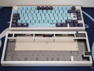 Keyboard mit blauen tastenkappen, mechanisches tasten-setup, individuell gestaltete tastatur, bunte keycaps, gaming keyboard de_DE.