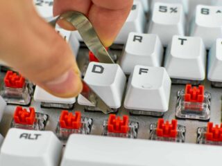 Mechanische Tastatur reinigen: abgenommene Keycaps und freiliegende Switches