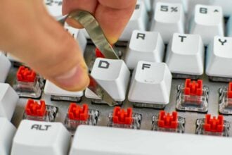Mechanische Tastatur reinigen: abgenommene Keycaps und freiliegende Switches