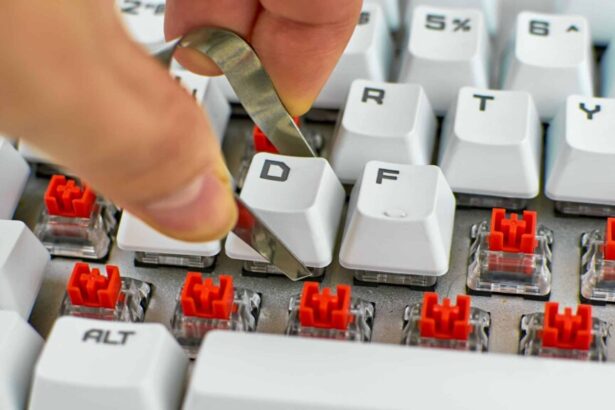 Mechanische Tastatur reinigen: abgenommene Keycaps und freiliegende Switches