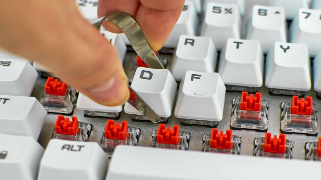 Mechanische Tastatur reinigen: Keycaps, Switches und der Dreck dazwischen Mechanische Tastatur reinigen: abgenommene Keycaps und freiliegende Switches