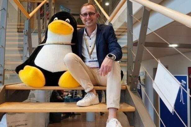 Linux für Behörden: Digitalisierungsminister Dirk Schrödter mit Tux-Pinguin auf den Kieler Open-Source-und-Linux-Tagen 2026