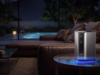 Anker MindBase, der lokale KI-Hub aus dem Smart Home auf der IFA 2026, auf einem Beistelltisch im Wohnzimmer