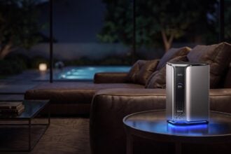 Anker MindBase, der lokale KI-Hub aus dem Smart Home auf der IFA 2026, auf einem Beistelltisch im Wohnzimmer