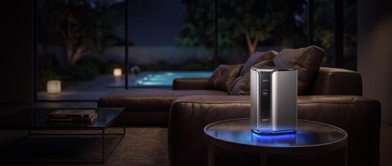 Anker MindBase, der lokale KI-Hub aus dem Smart Home auf der IFA 2026, auf einem Beistelltisch im Wohnzimmer